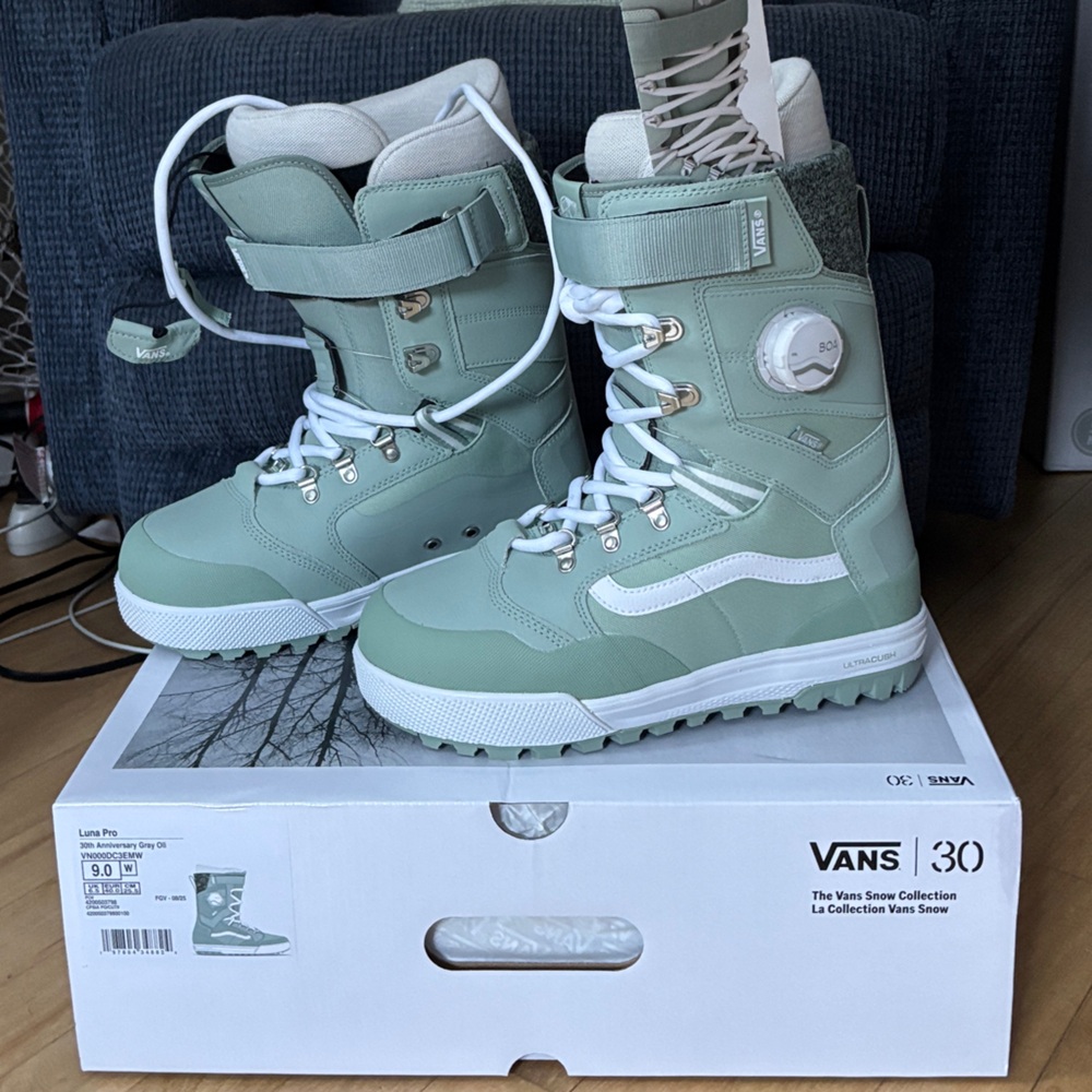 NWT Vans Luna Pro Mint Green Snowboard Boots with White Accents